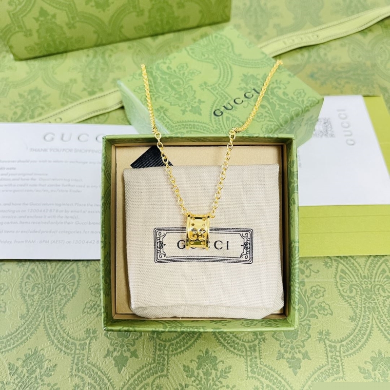 G*u*i necklaces